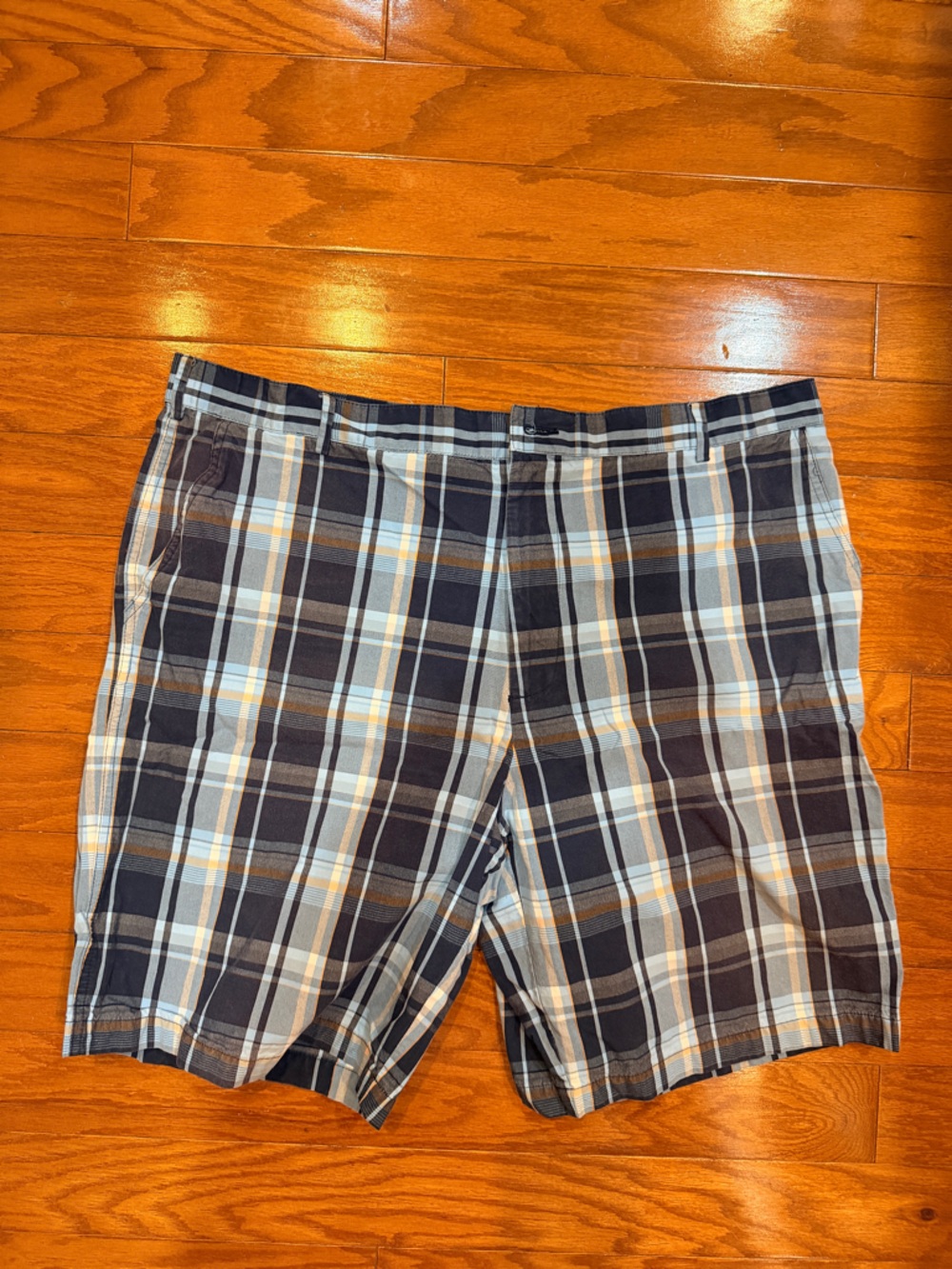 Men’s Greg Norman Collection Plaid Shorts in Navy, Light Blue & Tan Size 40